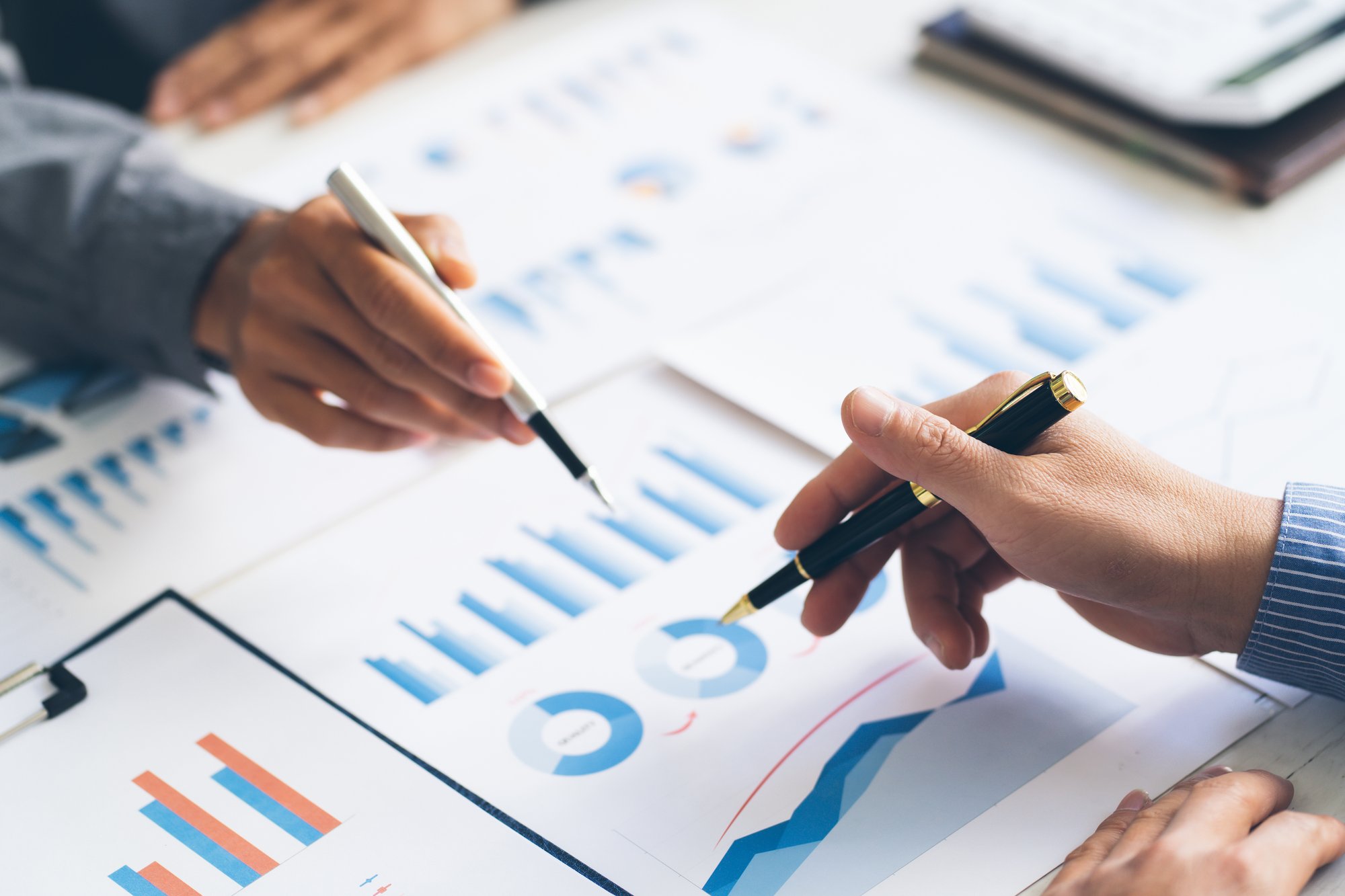 vecteezy_financial-accounting-investment-advisor-consulting-with-her_7359562